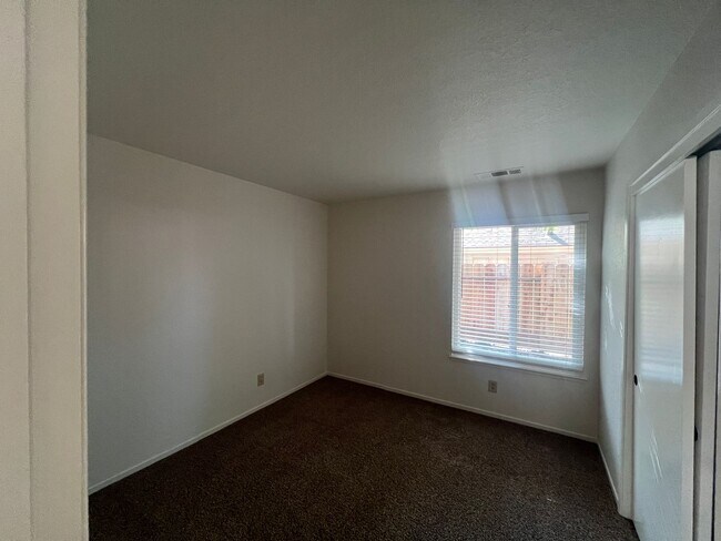 Building Photo - Floyd Ave - Duplex