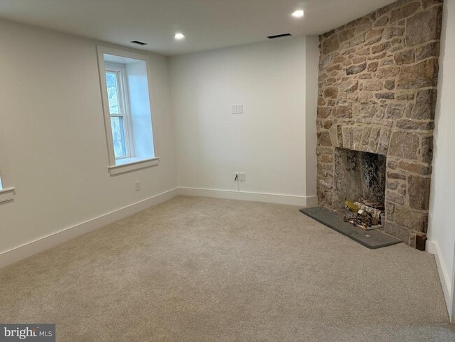 Building Photo - 857 River Rd