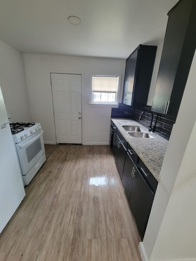 Building Photo - For Rent: Charming 2 Bed / 1 Bath Duplex with Backyard. We accept section 8.