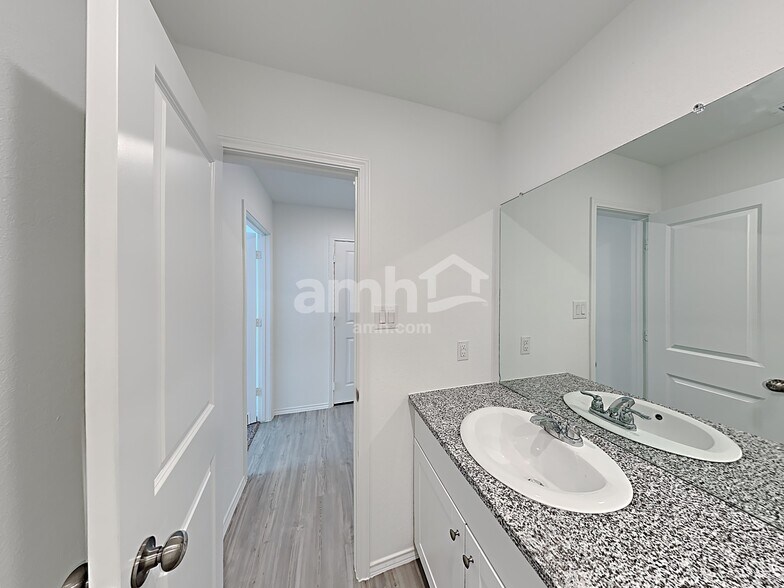 Building Photo - 5439 Elm Valley Dr