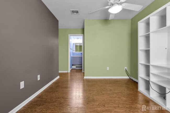Building Photo - 19 Delavan Ct