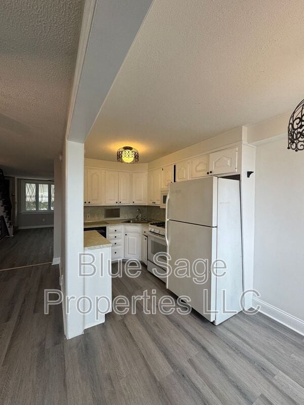 Building Photo - 228 W Wyncliffe Ave