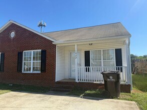 Building Photo - Newly Updated Ranch-Style Condo