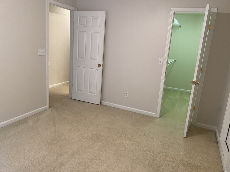 Building Photo - 2706 Cottesford Dr SE