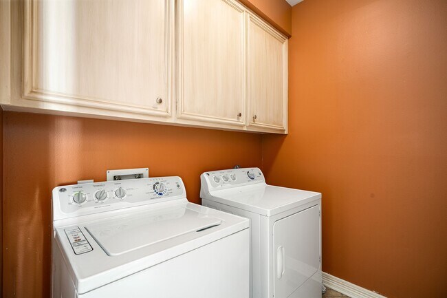 Building Photo - 5007 Cambridge St