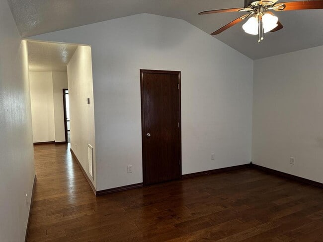 Building Photo - 822 15th St