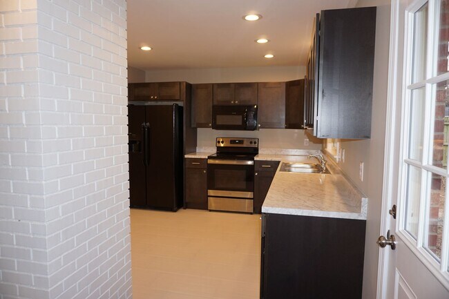 Building Photo - 1515 Kitchen St