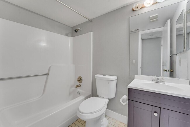 Building Photo - 21915 Lake Forest Cir