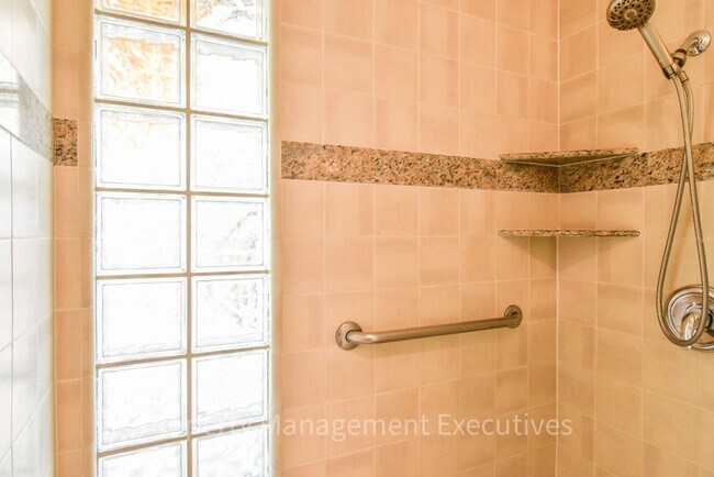 Building Photo - Nice Studio Blocks to Beach