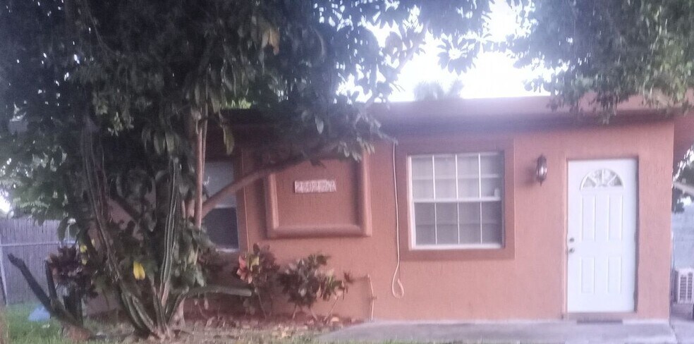 Building Photo - 2502 NW 6th Ct