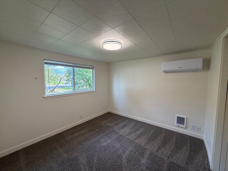 Building Photo - 919 Snow