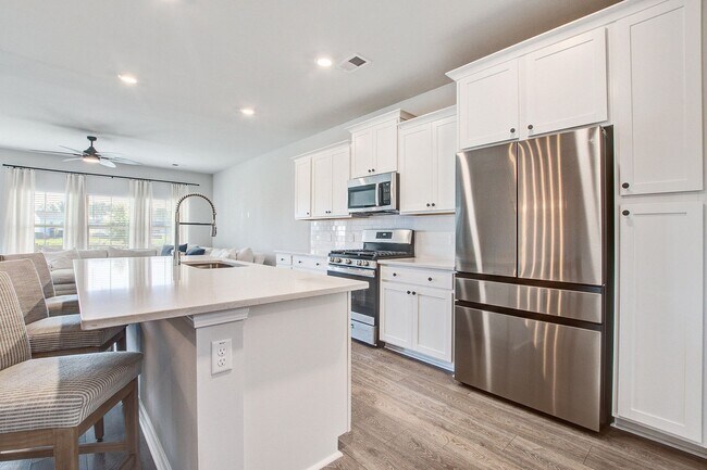 Building Photo - Stunning 5 Bedroom Cypress Preserve