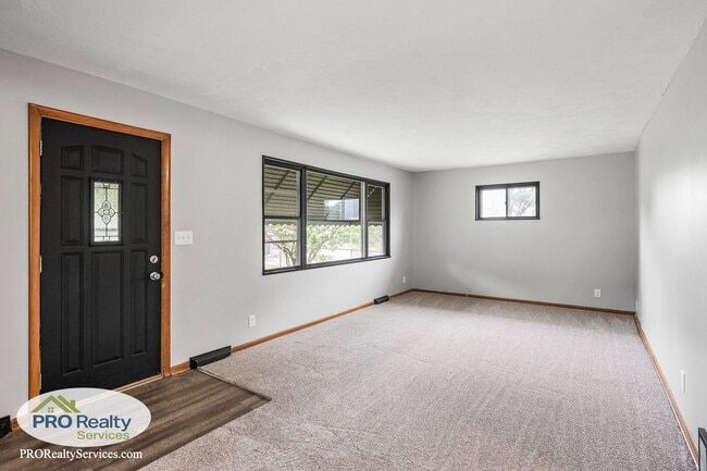 Building Photo - Recently Remodeled 2 Bedroom Home