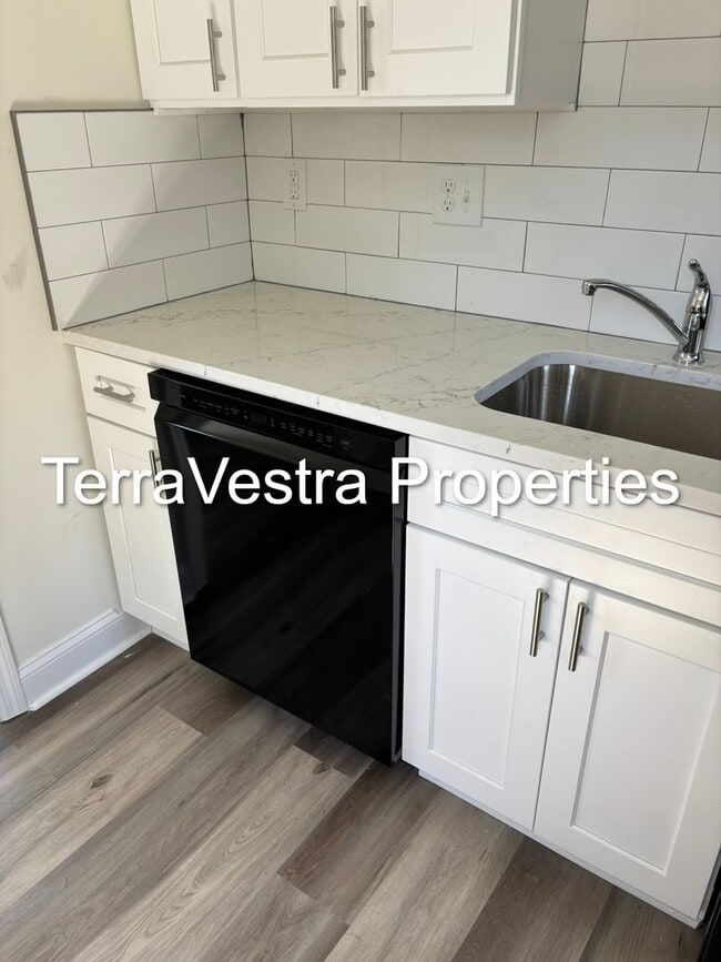 Building Photo - 3 Bed Single Family in Upper Deerfield!