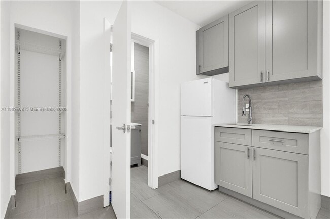 Building Photo - 13390 NE 6th Ave