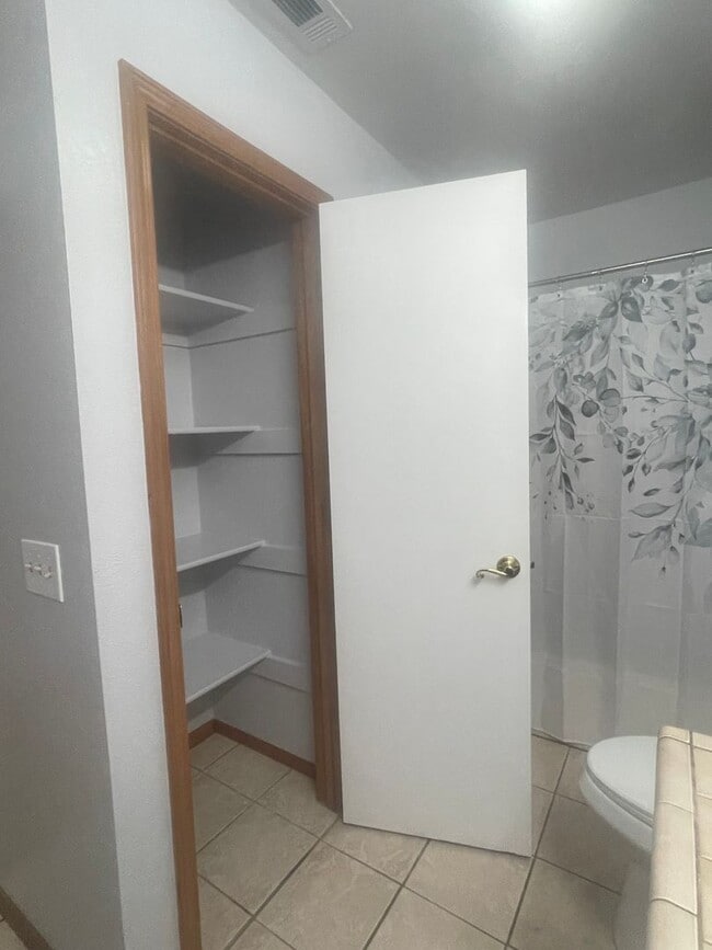 Building Photo - 651 Country Oak Dr