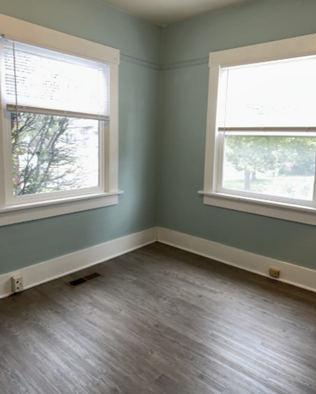 Building Photo - Large House, 6 Bedrooms Preleasing NOW!