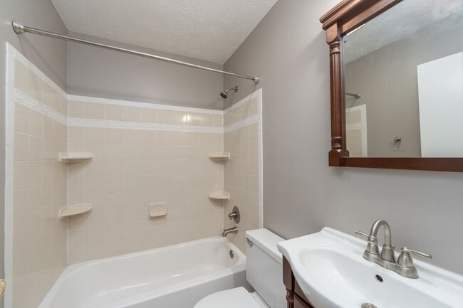 Building Photo - 27 Sylvan Park Ct