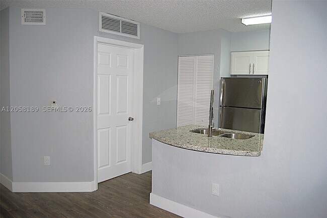 Building Photo - 2803 N Oakland Forest Dr
