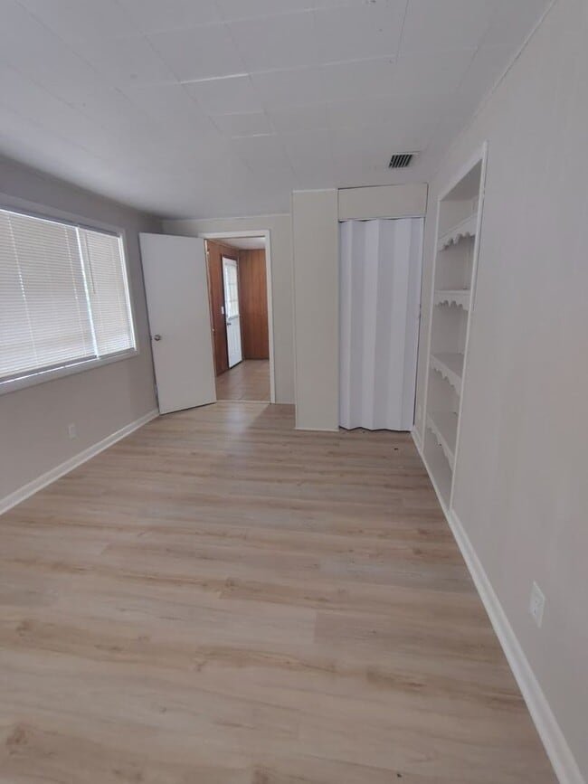 Building Photo - Fully Renovated 4/2 -Single Family  Availa...