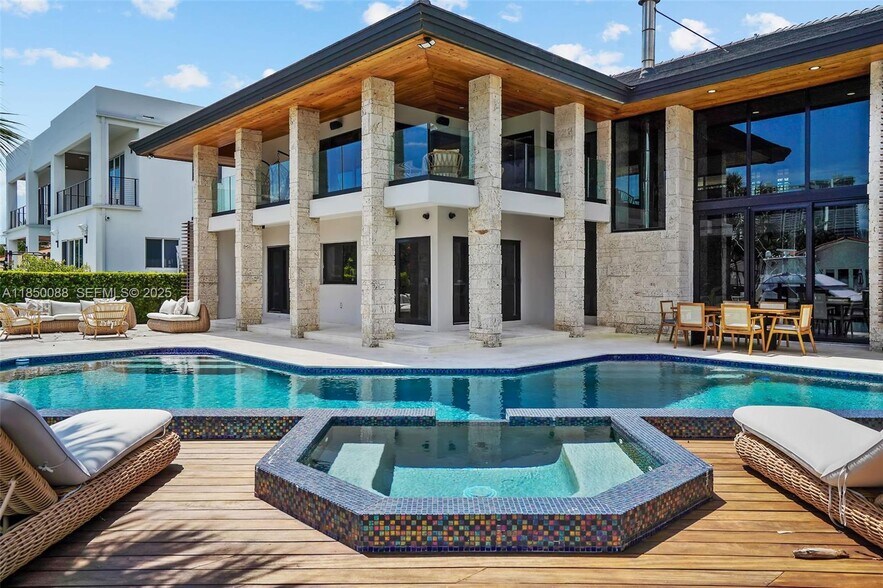 Building Photo - 3251 NE 164th St