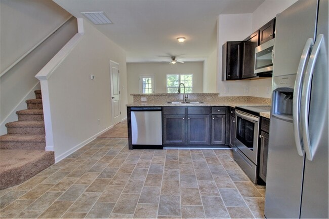 Building Photo - 2 BR/ 2.5 Bath Townhome located in The Tow...