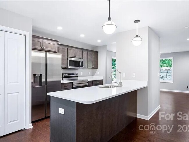 Building Photo - 10 Beryl Ct