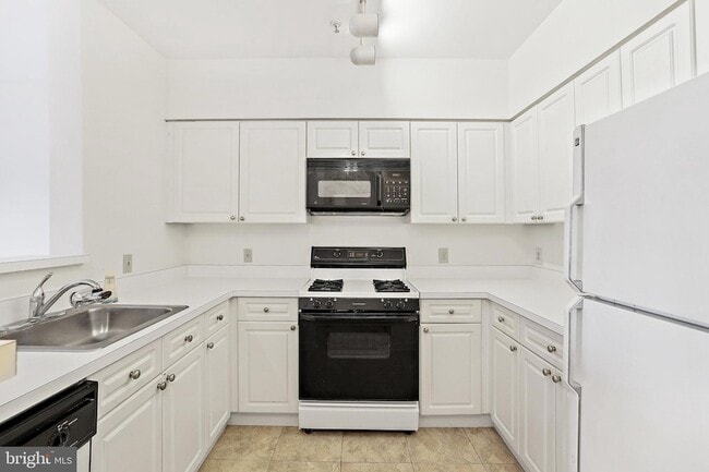 Building Photo - 2204 Westcourt Ln