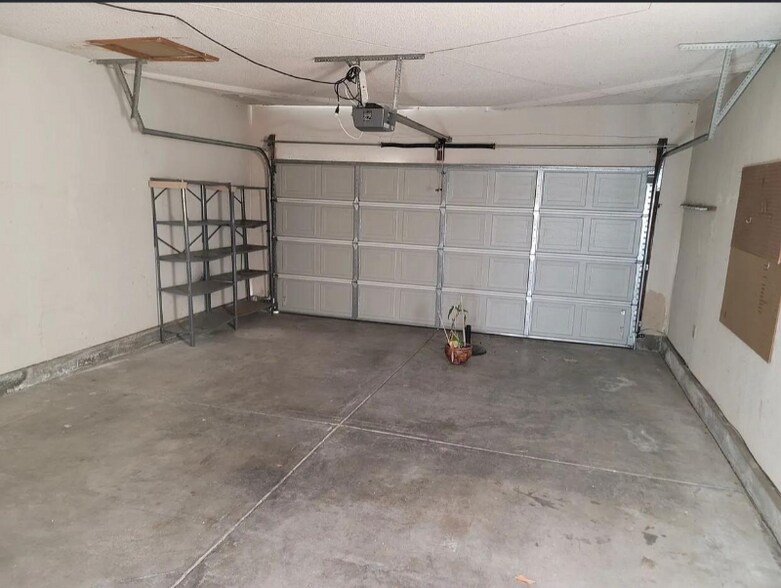 Building Photo - 1031 Fallbrook Dr