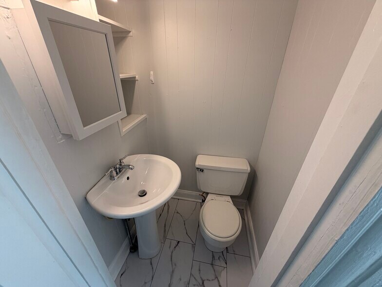 Building Photo - 122 Maple Ter