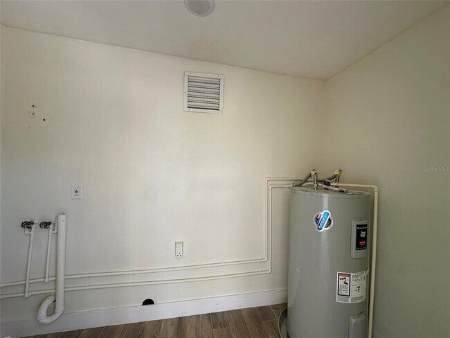 Building Photo - 6013 Fortune Pl