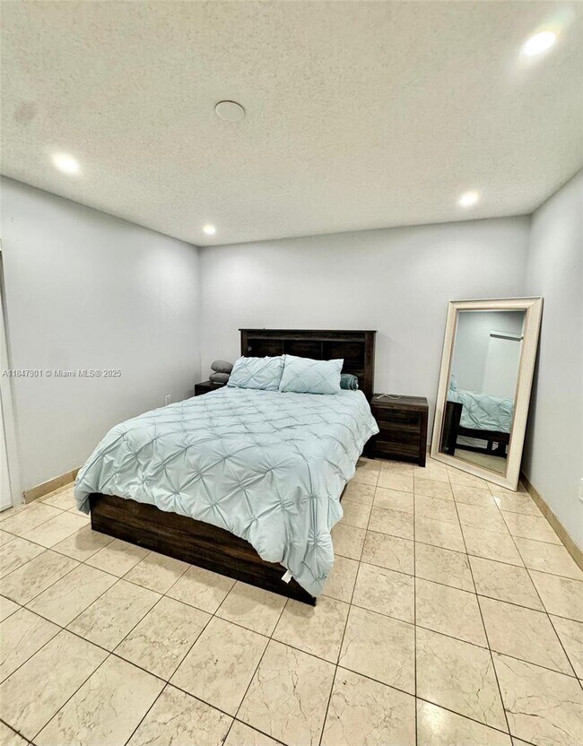 Building Photo - 2527 W 76th St