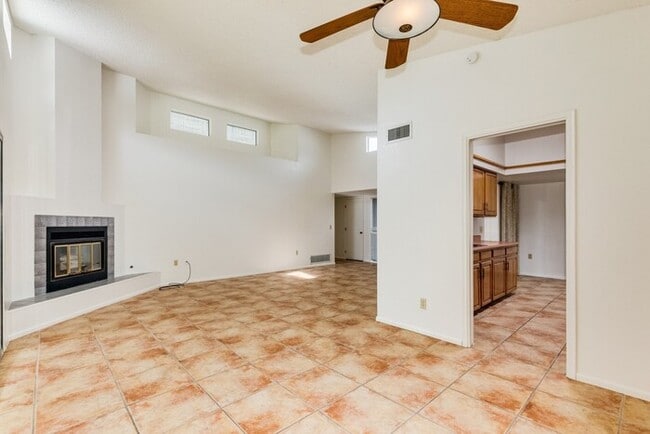 Building Photo - Refined Catalina Foothills Living: Carpet-Free 3BD Home with Private Gated Courtyard
