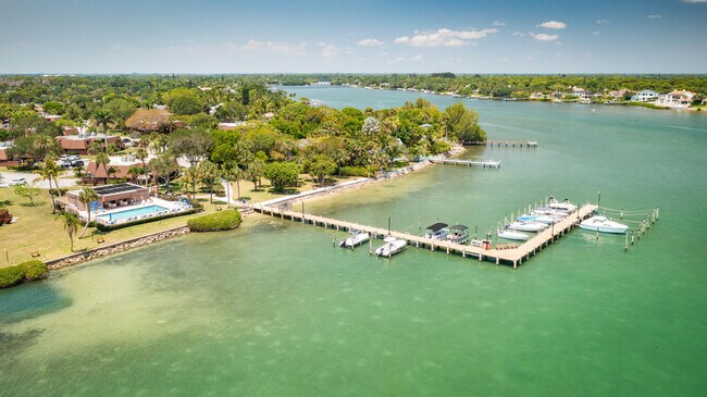 Building Photo - 825 Center St