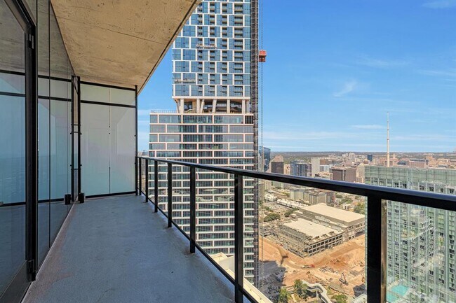 Building Photo - 610 Davis St