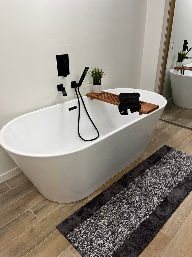 walkout master bathroom - 26539 E Shore Pl