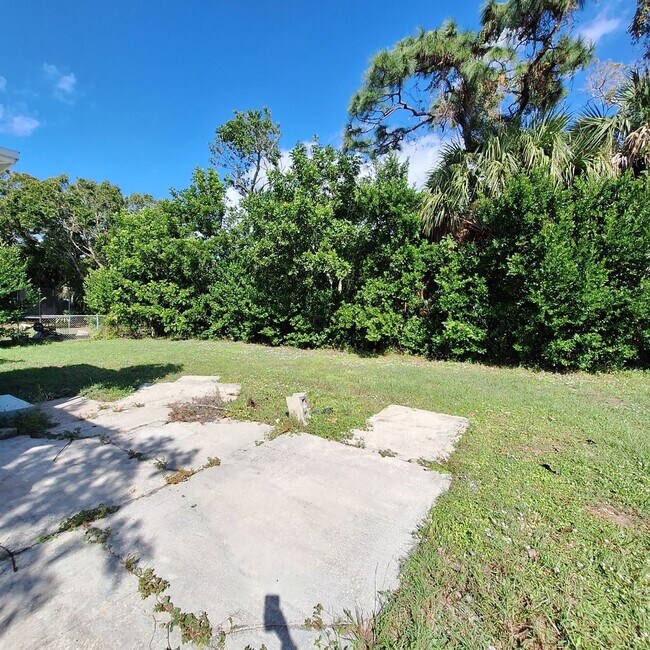Building Photo - PEACEFUL NEIGHBORHOOD WITH 2 BEDROOMS AND ...