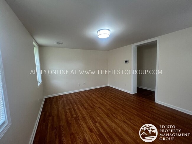 Building Photo - Charming 3BR Home with Screened Porch & Sp...