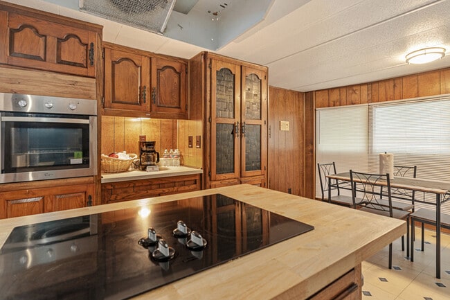 Building Photo - 112 Queenswood Dr