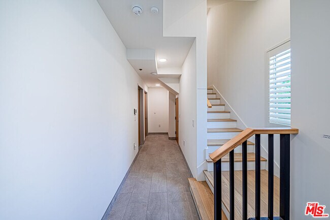 Building Photo - 6142 1/2 Lexington Ave