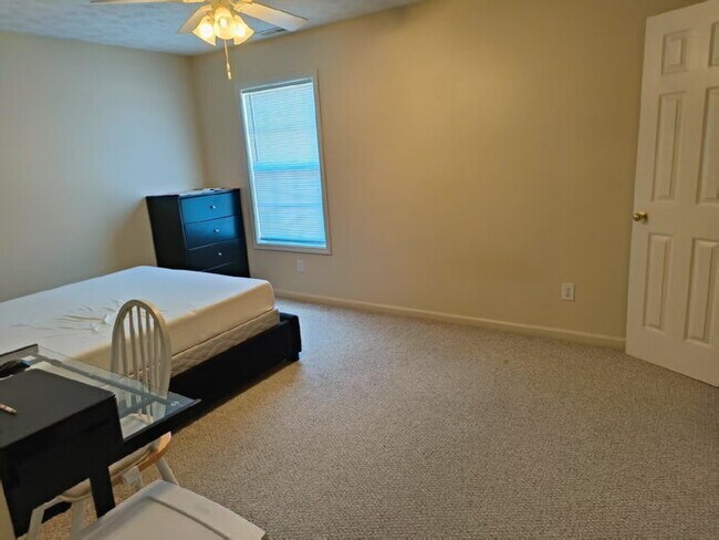 Building Photo - Reduced: 3BR/2.5BA Condo with attached single-bay garage on Southeast side