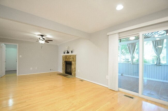 Building Photo - Classic 4 Bed 3.5 Single Family Home Sitti...