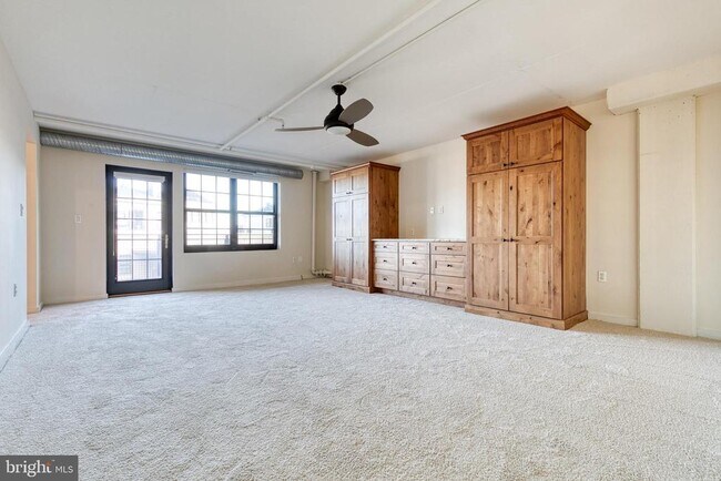 Building Photo - 1220 Bank St