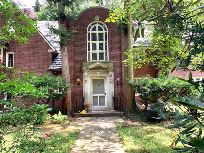 Front - 526 Greystone Rd