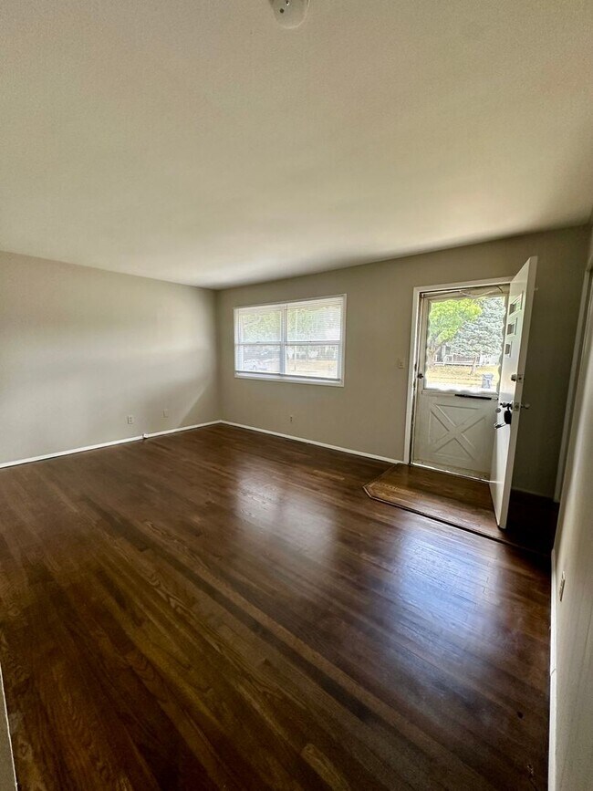 Building Photo - Updated 3 Bedroom 1 Bath Single Family Hom...