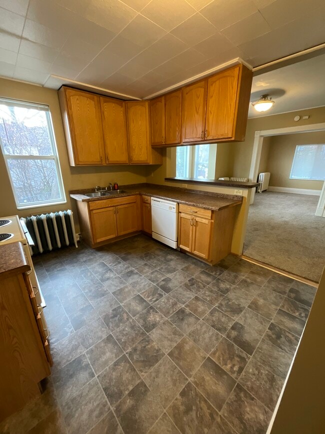 Building Photo - 1324 E 2nd St