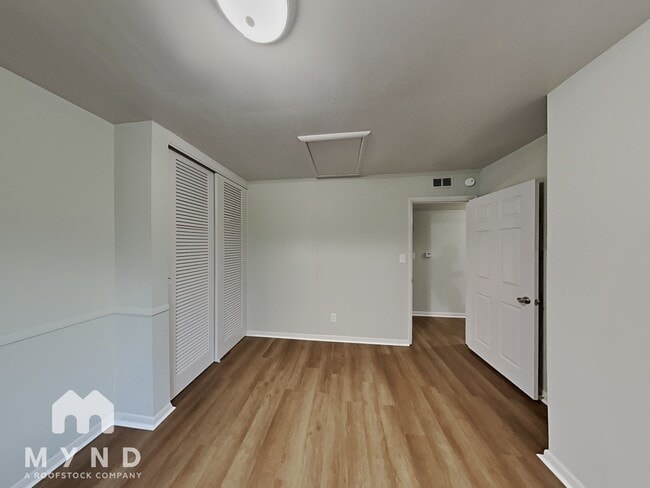 Building Photo - 217 E Haven Dr NE