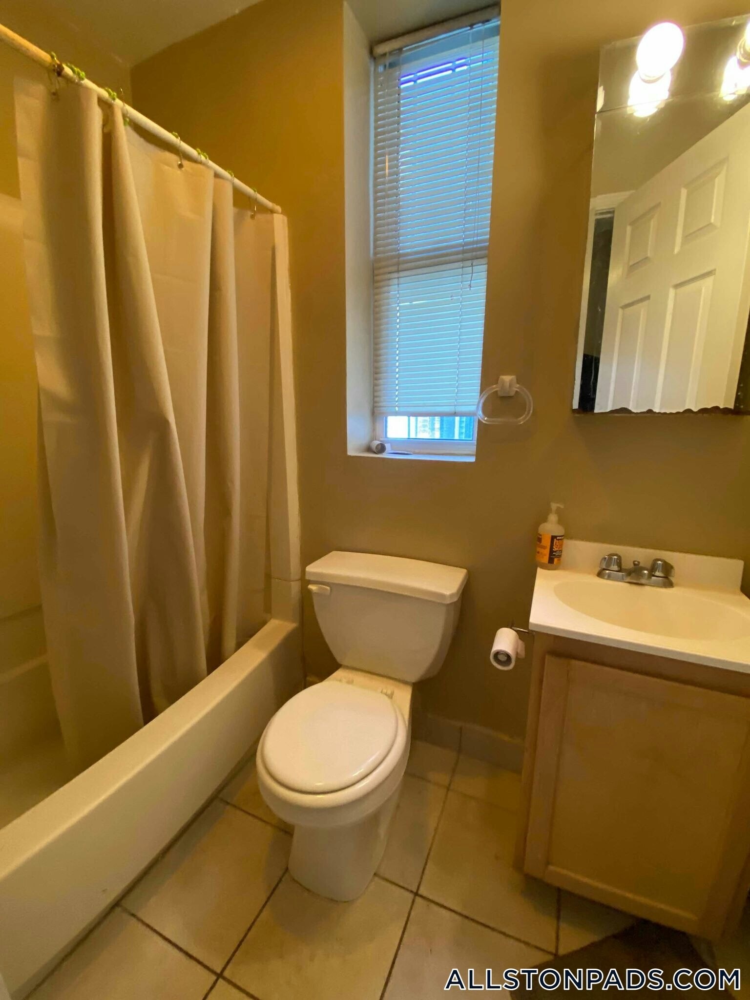 Building Photo - 17 Highgate St