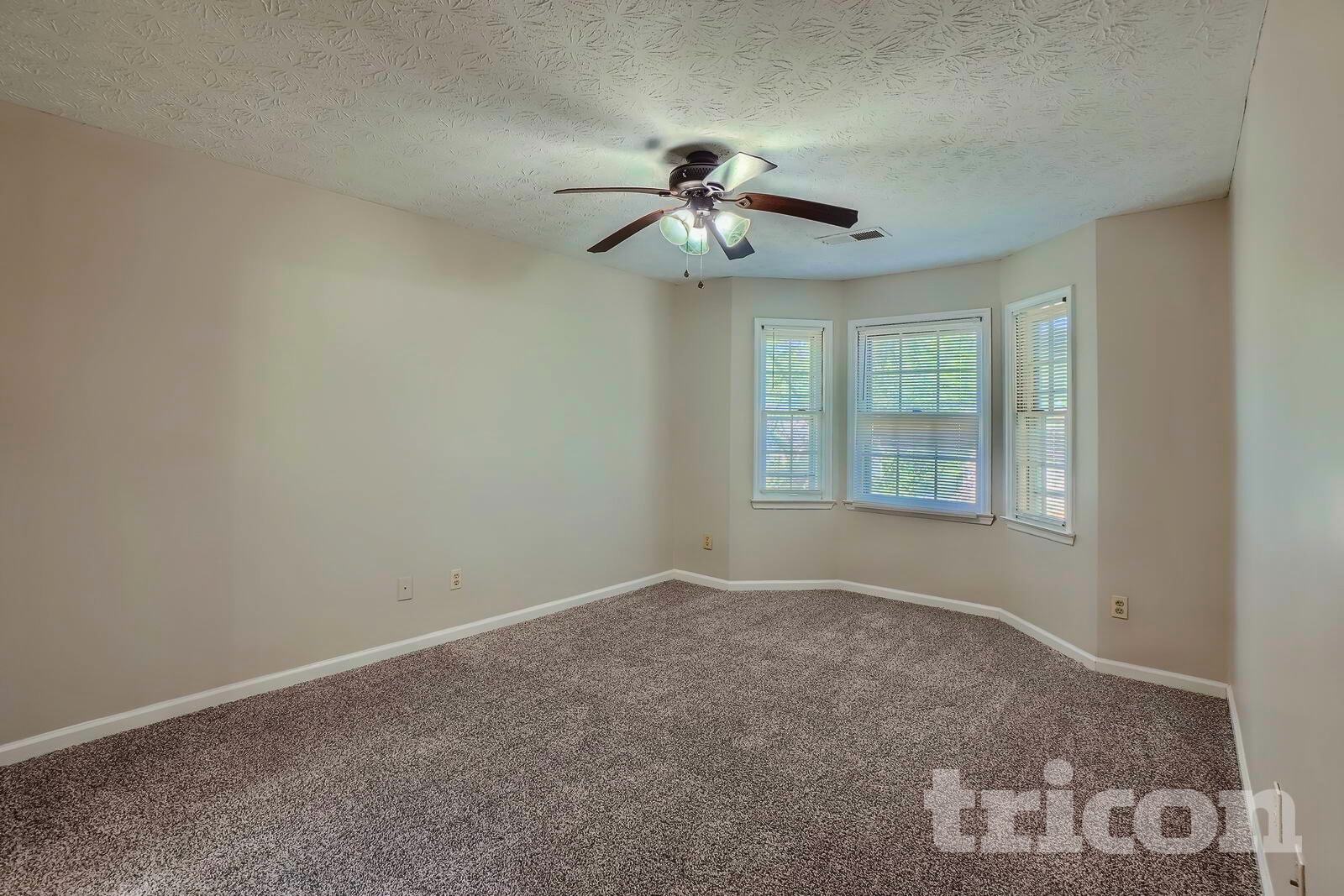 Building Photo - 5 Meadow Green