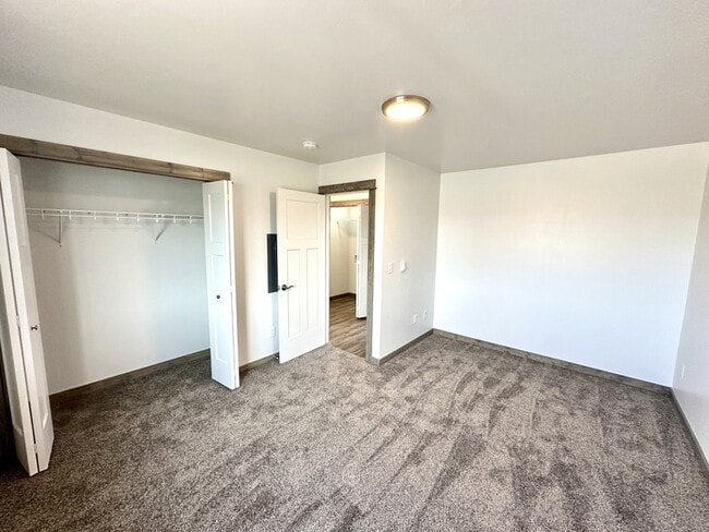 Building Photo - 3187 Queen Anns St